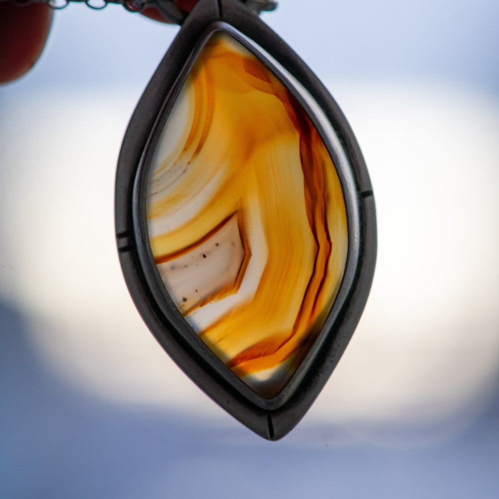 HAPPY FLAMES MONTANA AGATE NECKLACE - Fly Free