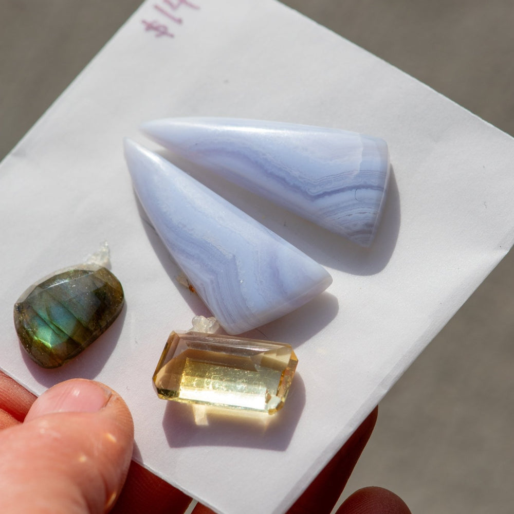 
                  
                    WANDERING STONES - Fly Free
                  
                